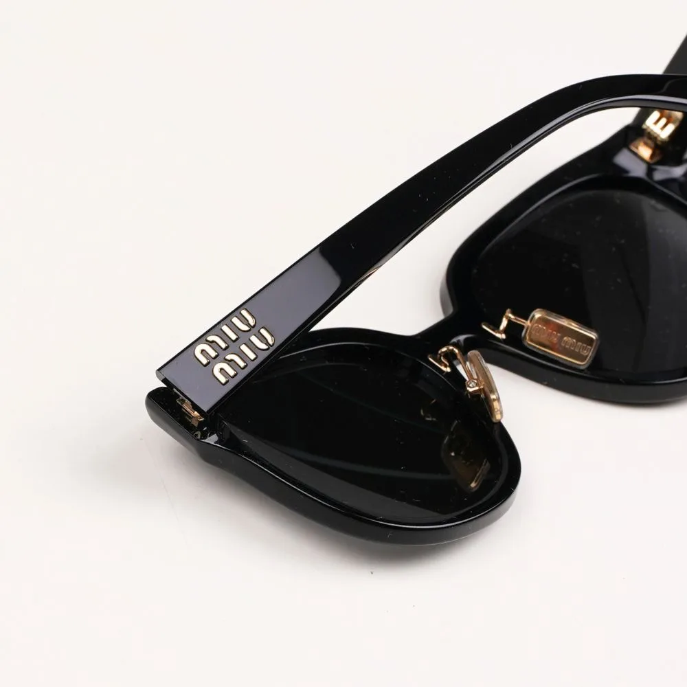 Miu Miu MU 01ZS 1AB5S0 โลโก้