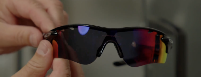 เลนส์ไม่แตกหลังยิงกระสุนใส่ Oakley