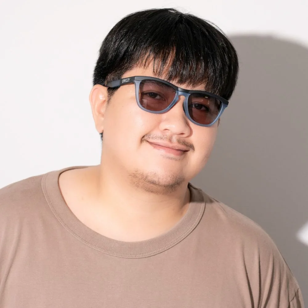 แว่น Oakley OO9284A 928413 คนใส่