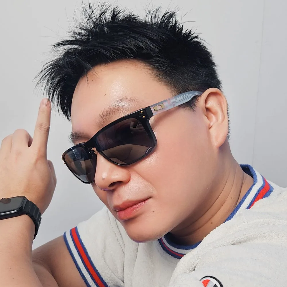 แว่น Oakley OO9417 941743 คนใส่