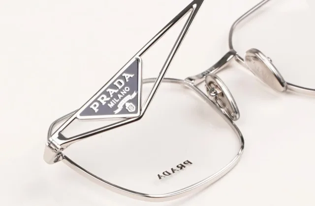 แว่น Prada PR A51V 1BC1O1 โลโก้
