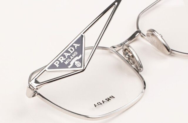 แว่น Prada PR A51V 1BC1O1 โลโก้