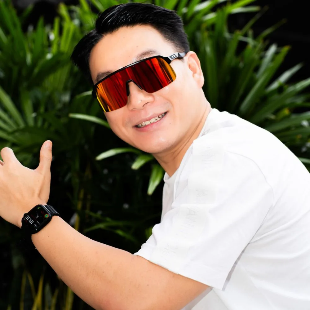 แว่น Oakley Sutro OO9463A 946310 คนใส่