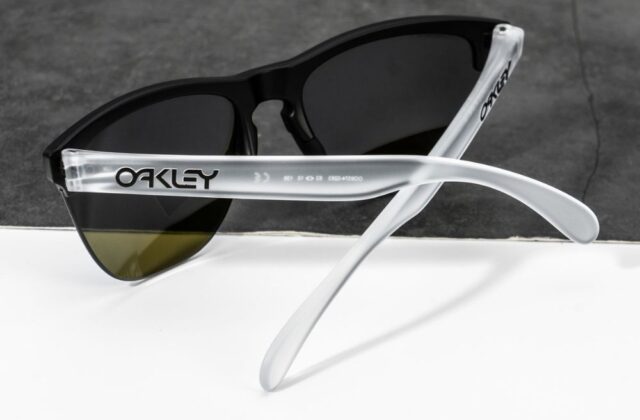 แว่น Oakley OO9374 937402 ขา