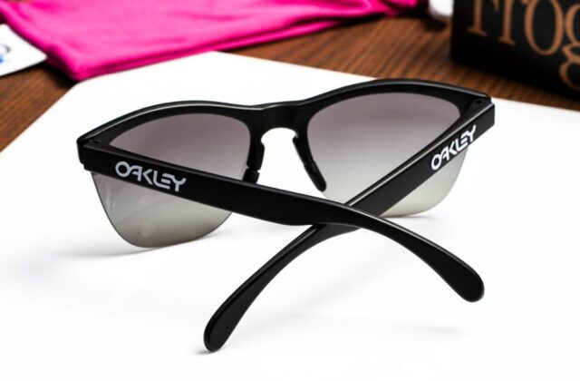 แว่น Oakley OO9374 937449 ขา