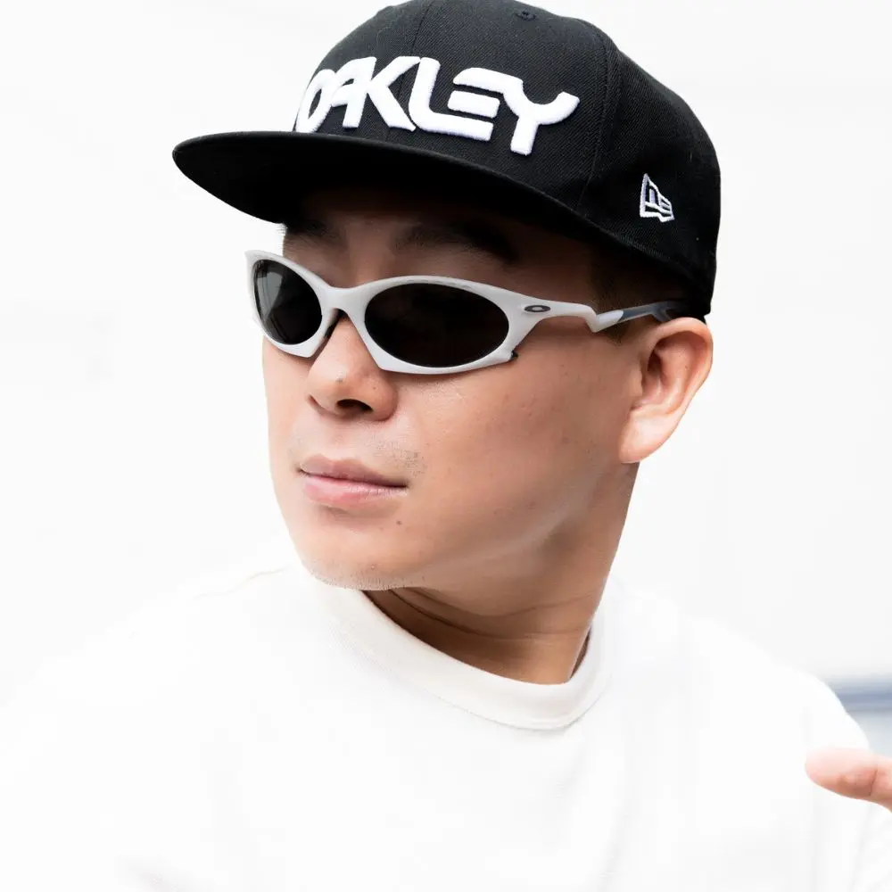 แว่น Oakley OO9437 943706 คนใส่