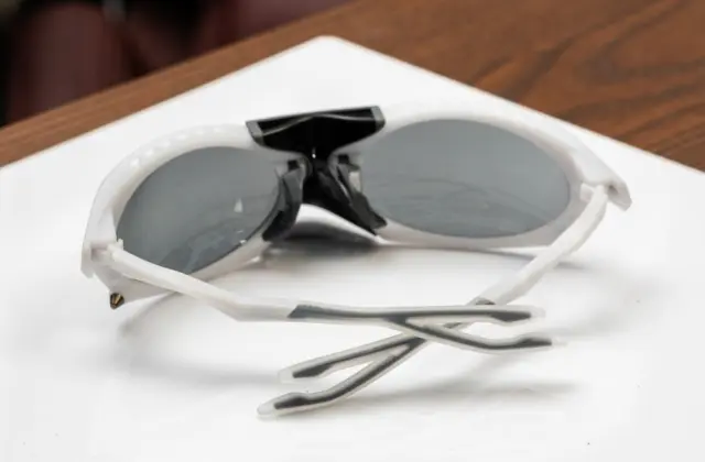 แว่น Oakley OO9437 943706 ขา
