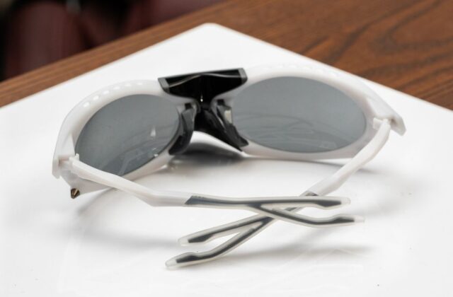 แว่น Oakley OO9437 943706 ขา