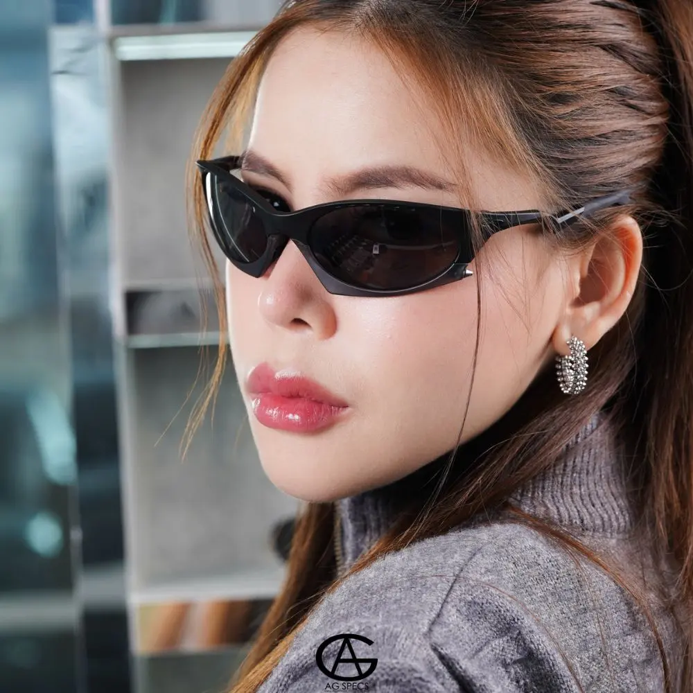 Oakley Plantaris OO9437 943701 คนใส่