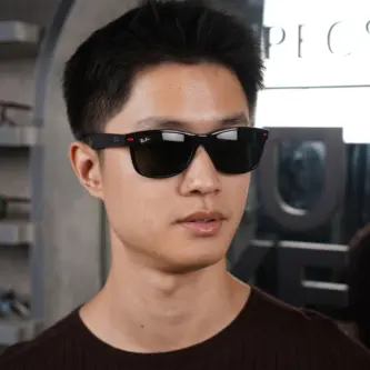 แว่น Ray-Ban RB2132M F60131 คนใส่
