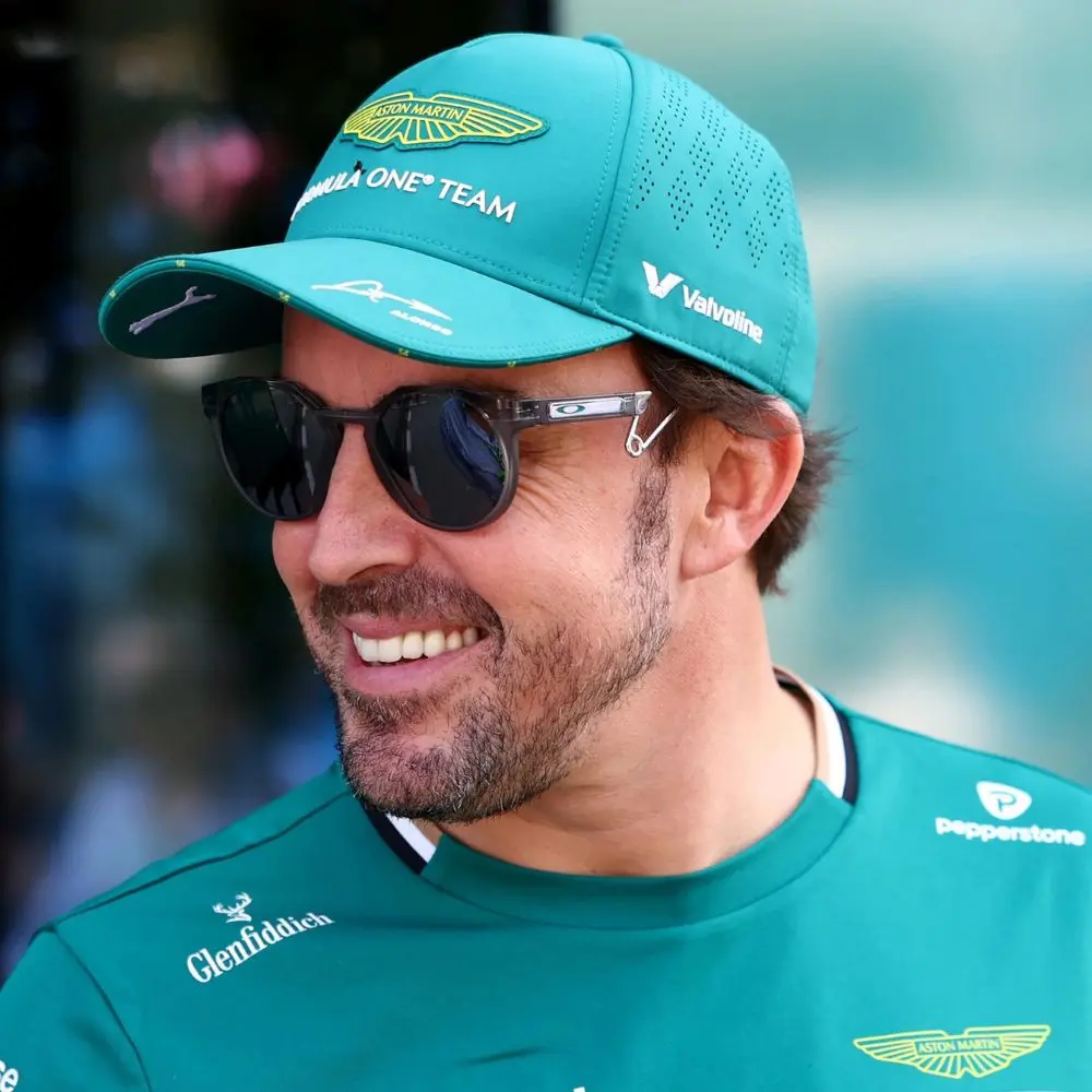 แว่น Oakley Aston Martin OO9279 927907 คนใส่