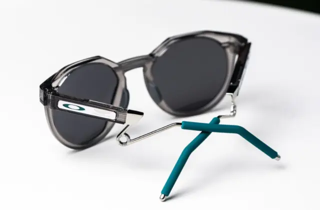 แว่น Oakley Aston Martin OO9279 927907 ขา