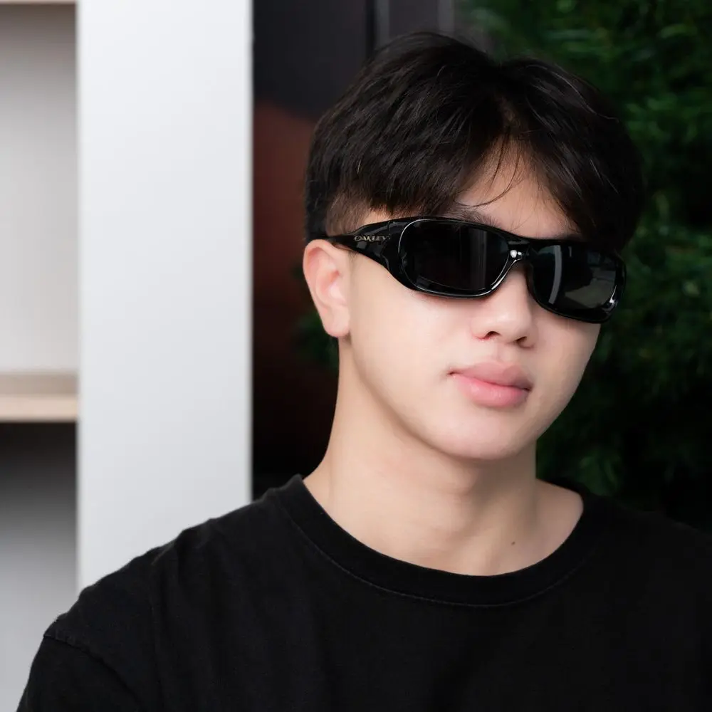 แว่น Oakley OO9494 949401 คนใส่