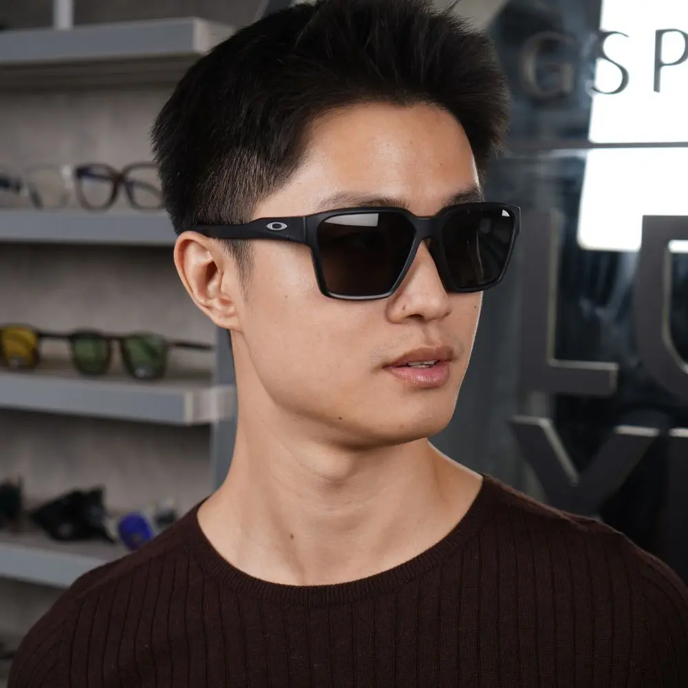 แว่น Oakley Briza OO9497 949701 คนใส่