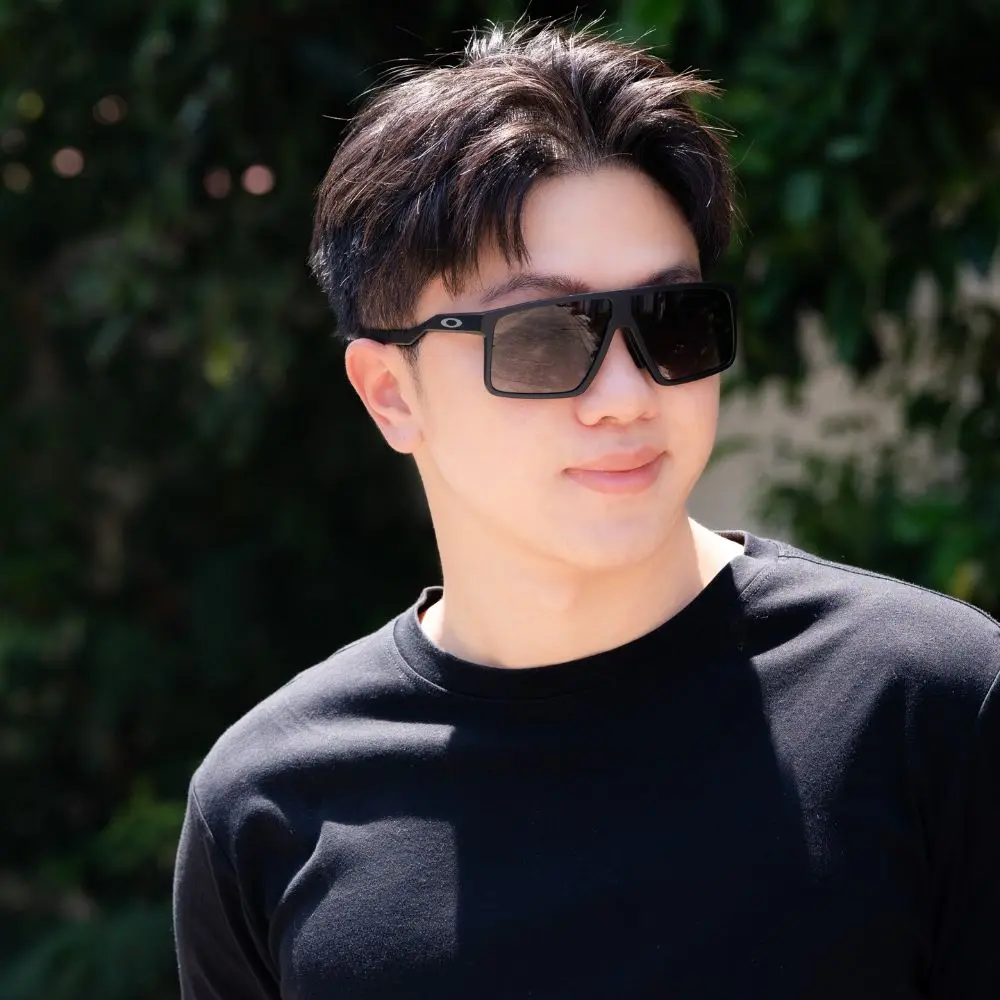 แว่น Oakley OO9285 928506 คนใส่