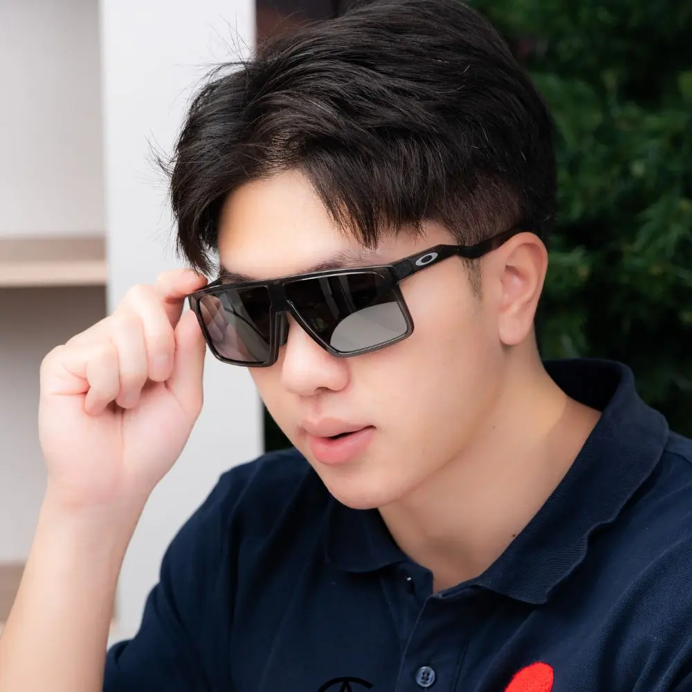 แว่น Oakley OO9285 928507 คนใส่