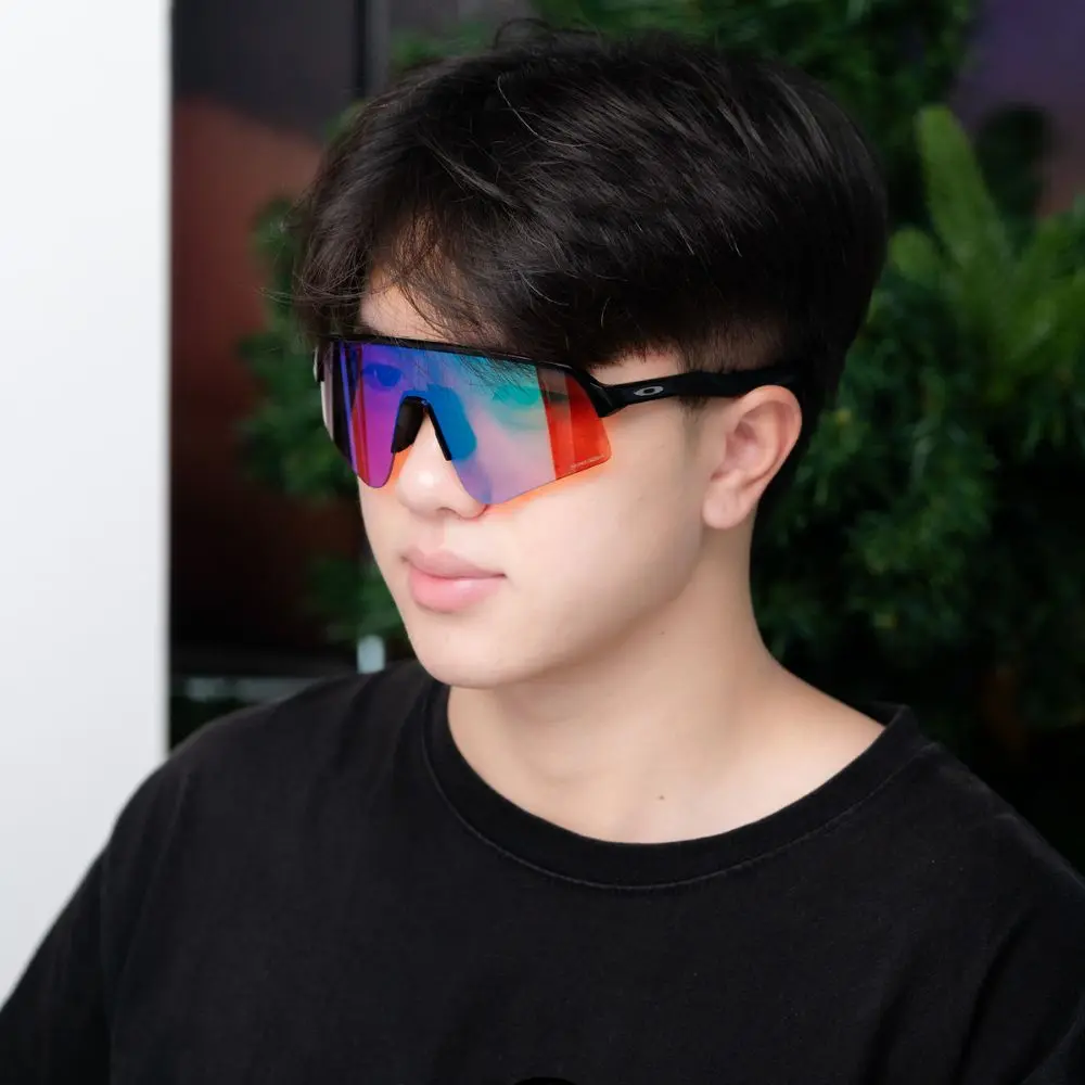 แว่น Oakley OO9465 946523 คนใส่