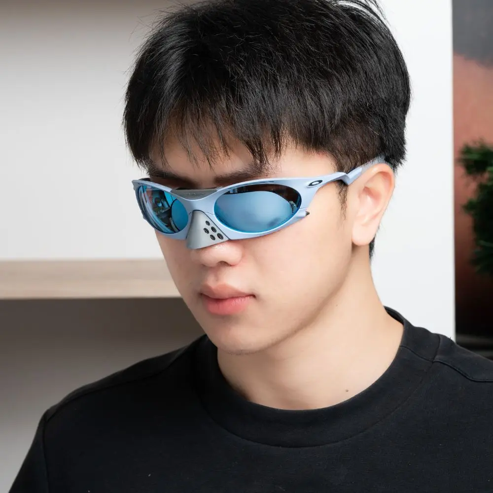 Oakley Plantaris OO9437 943704 คนใส่