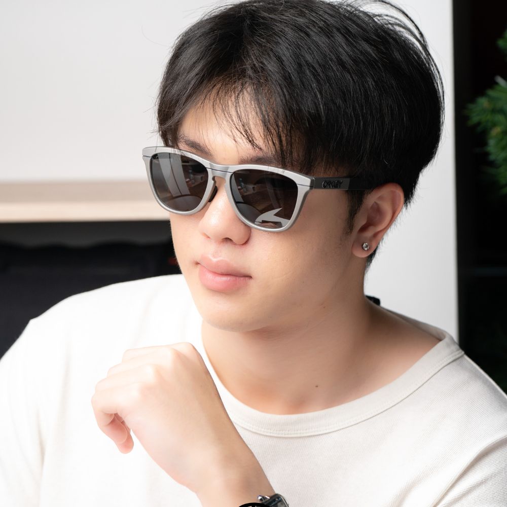 แว่น Oakley OO9284A 928415 คนใส่