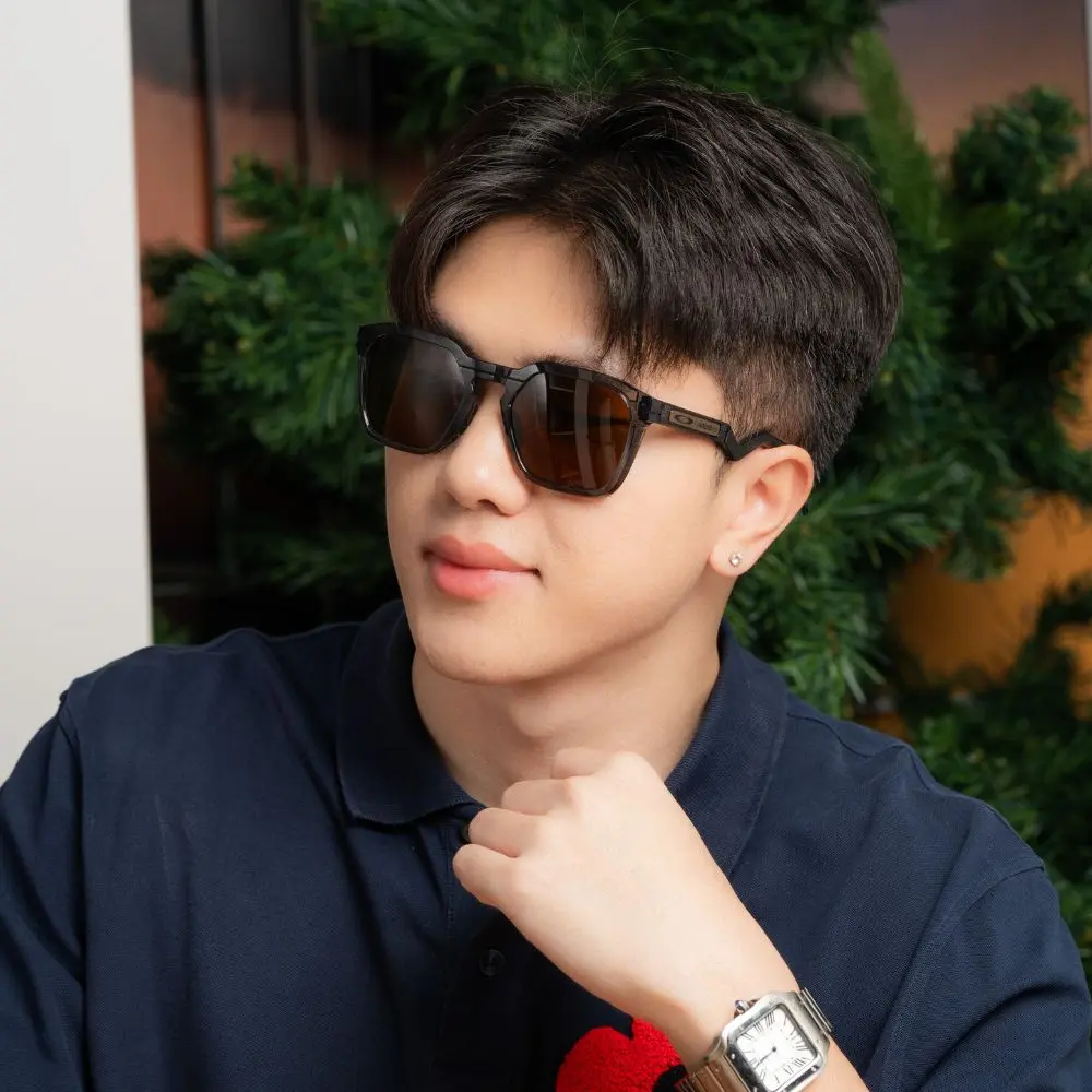 แว่น Oakley OO9533 953308 คนใส่